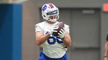 6 Overvalued Fantasy Football Draft Picks to Avoid on Yahoo (2026) photo